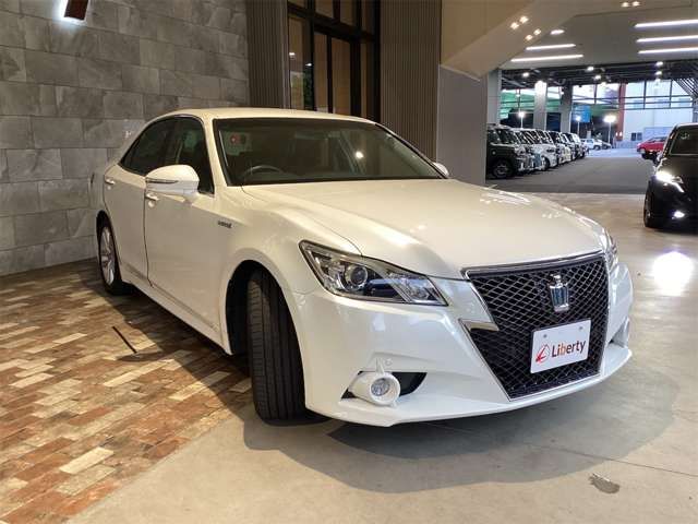CROWN sedan hybrid