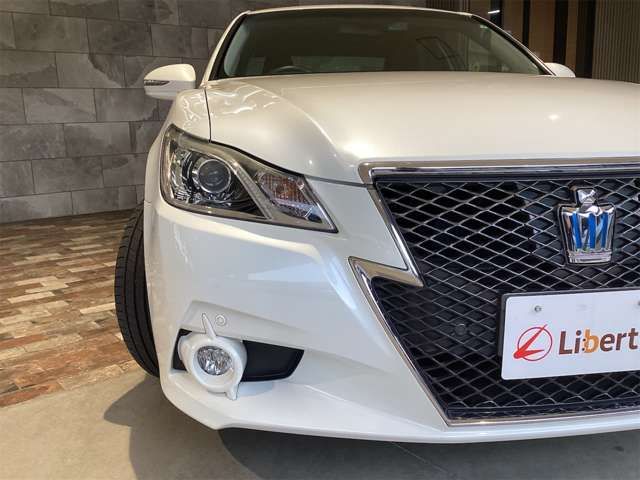 CROWN sedan hybrid
