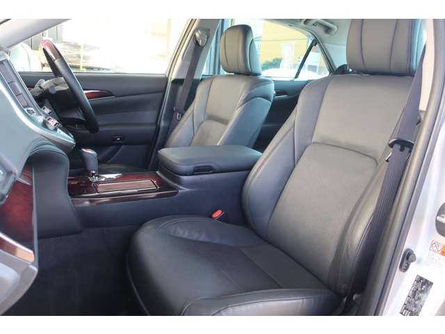 CROWN MAJESTA HYBRID 4WD