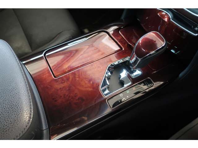CROWN MAJESTA HYBRID 4WD