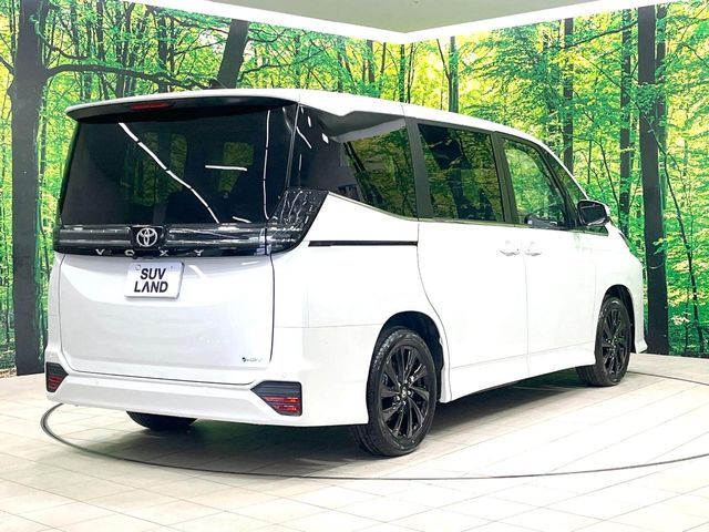 VOXY HYBRID