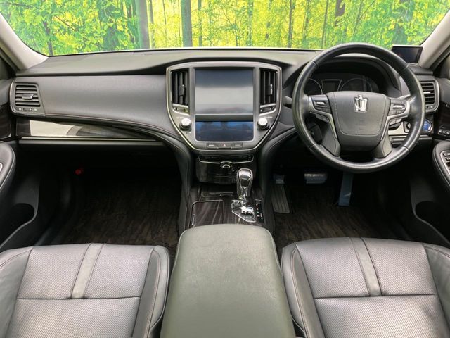 CROWN sedan hybrid
