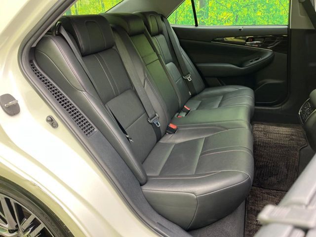 CROWN sedan hybrid