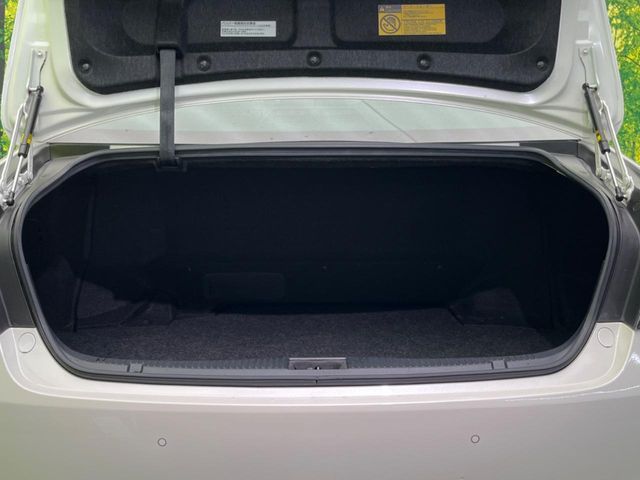 CROWN sedan hybrid