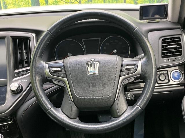 CROWN sedan hybrid