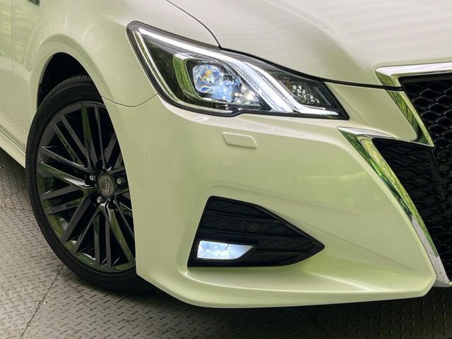 CROWN sedan hybrid