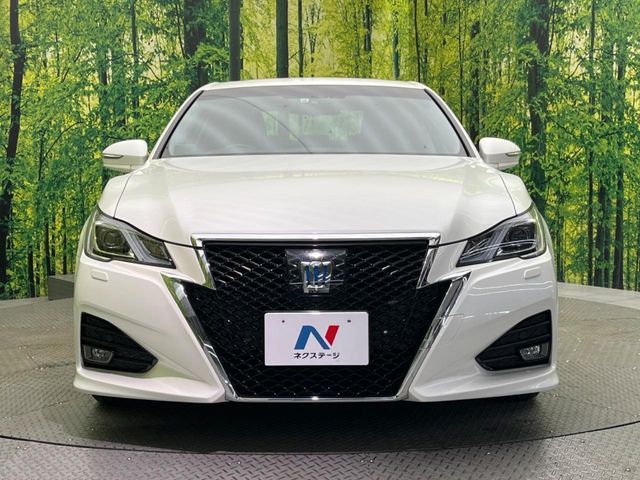 CROWN sedan hybrid