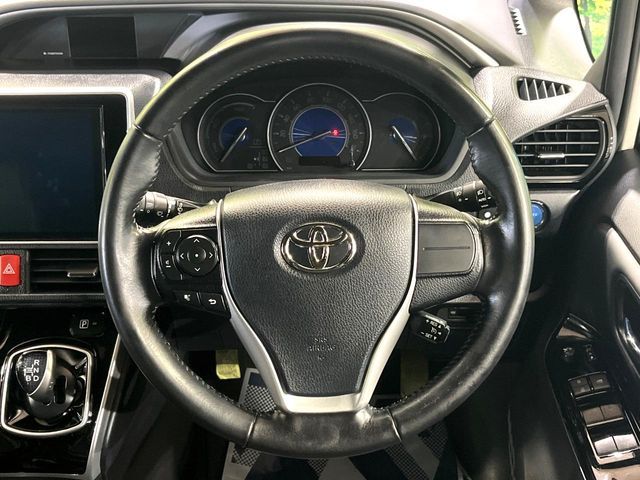 VOXY HYBRID