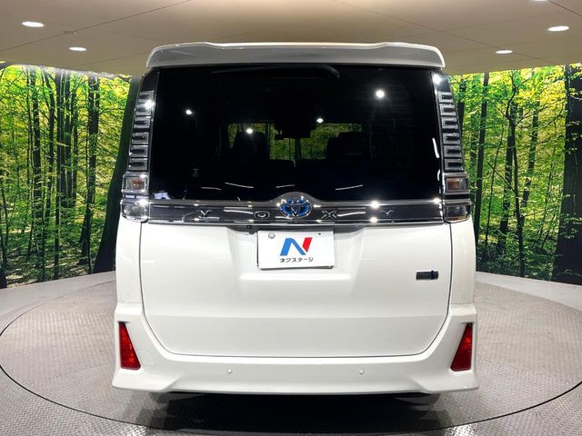 VOXY HYBRID