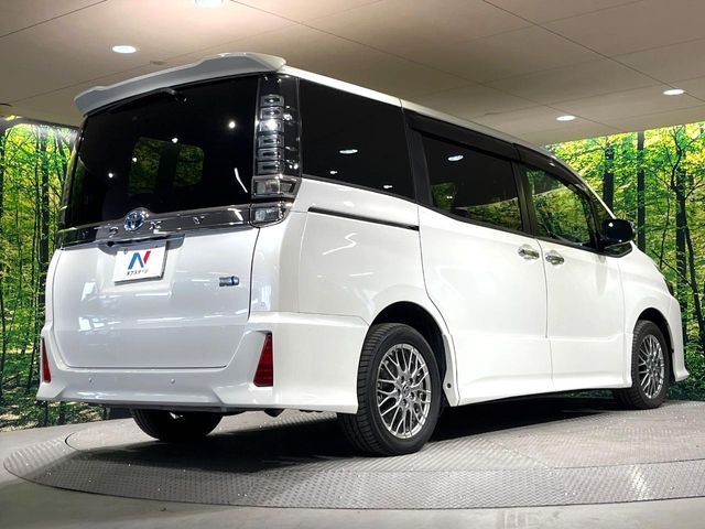 VOXY HYBRID