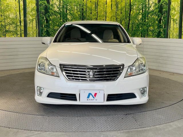 CROWN sedan