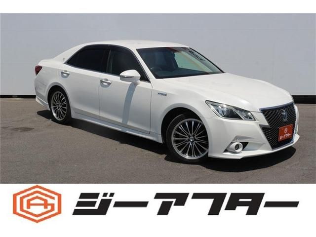 CROWN sedan hybrid