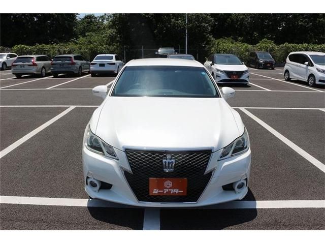 CROWN sedan hybrid