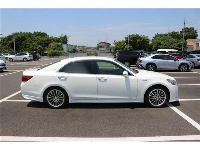 CROWN sedan hybrid
