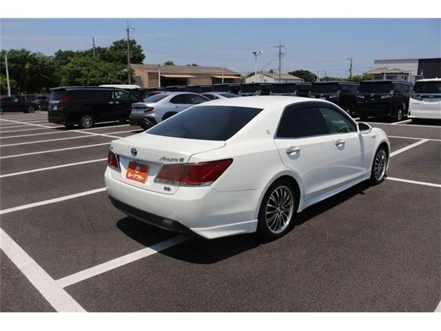 CROWN sedan hybrid