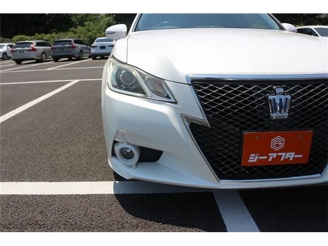 CROWN sedan hybrid