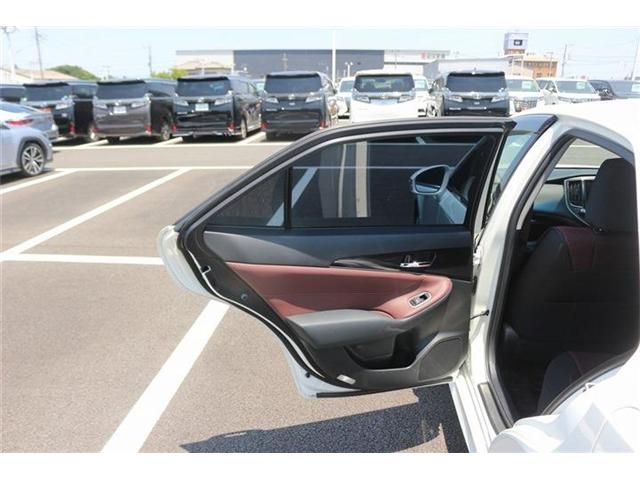 CROWN sedan hybrid
