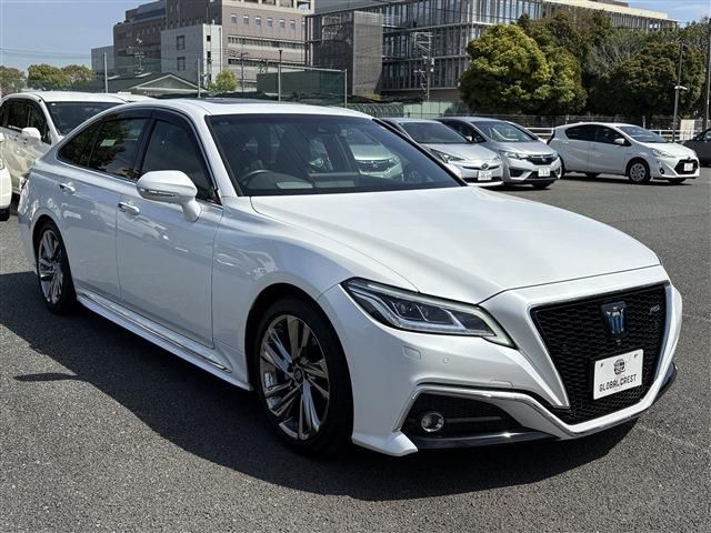 CROWN sedan hybrid
