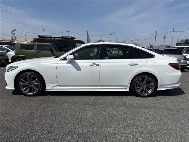 CROWN sedan hybrid