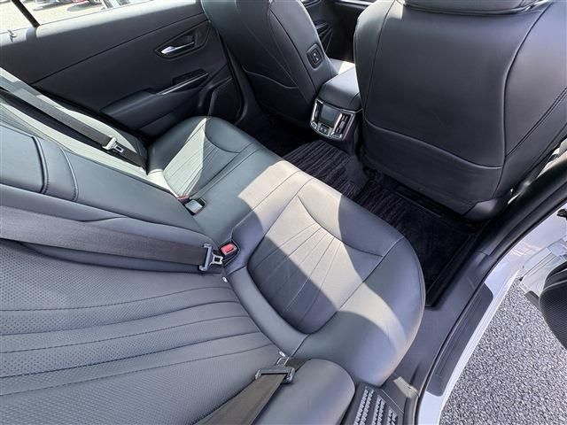 CROWN sedan hybrid