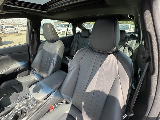 CROWN sedan hybrid