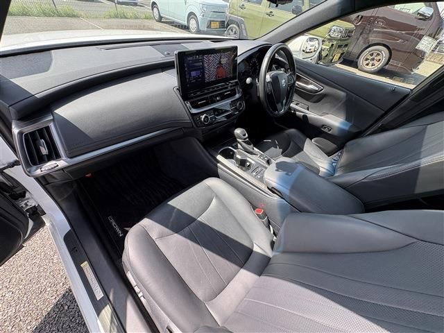 CROWN sedan hybrid