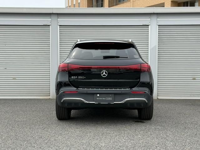 MERCEDES BENZ EQA