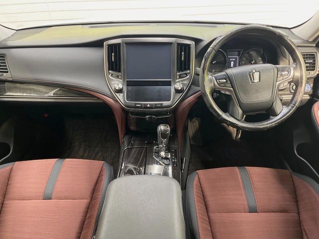 CROWN sedan hybrid