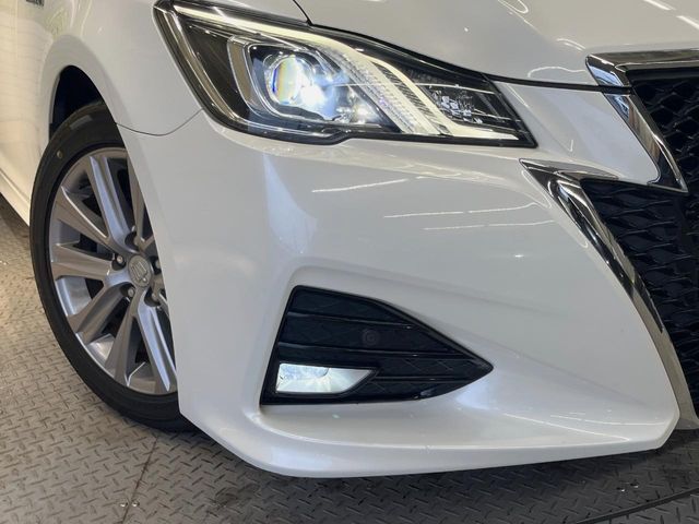 CROWN sedan hybrid