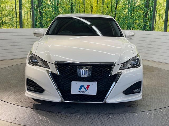CROWN sedan hybrid