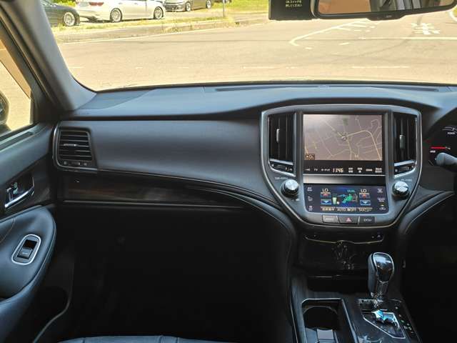 CROWN sedan hybrid
