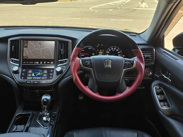CROWN sedan hybrid