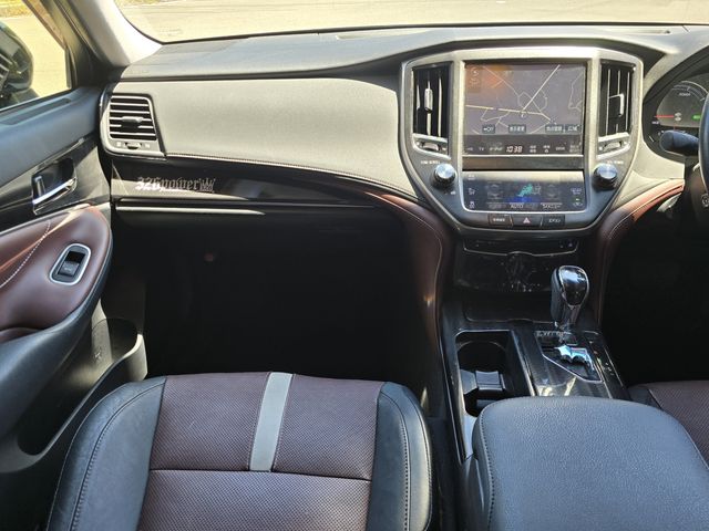 CROWN sedan hybrid