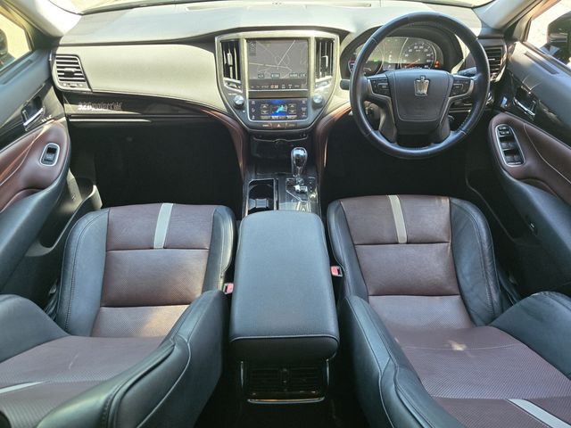 CROWN sedan hybrid