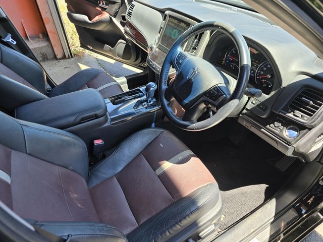 CROWN sedan hybrid