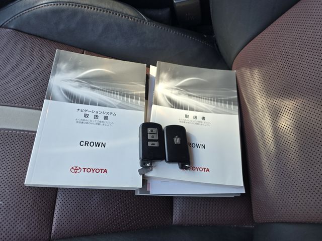 CROWN sedan hybrid