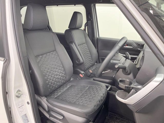 VOXY HYBRID 4WD