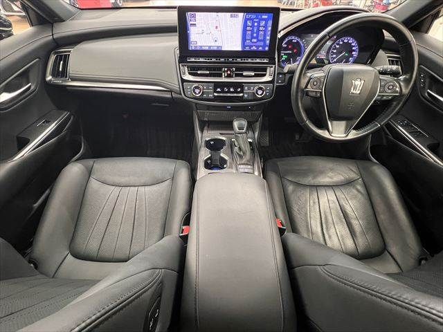 CROWN sedan hybrid