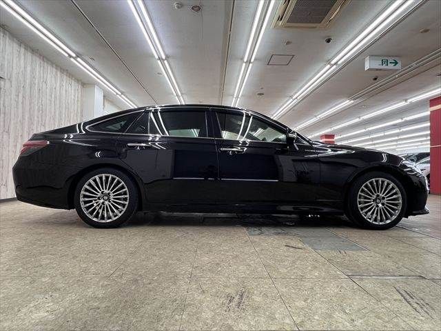 CROWN sedan hybrid