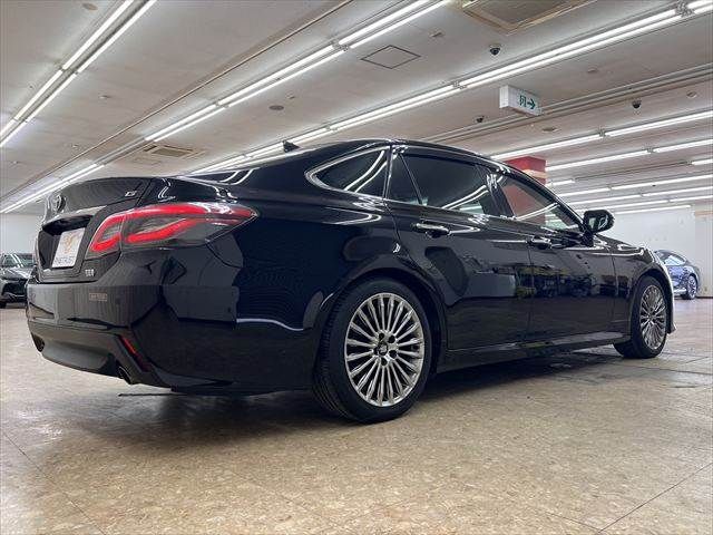 CROWN sedan hybrid