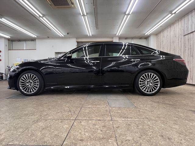 CROWN sedan hybrid