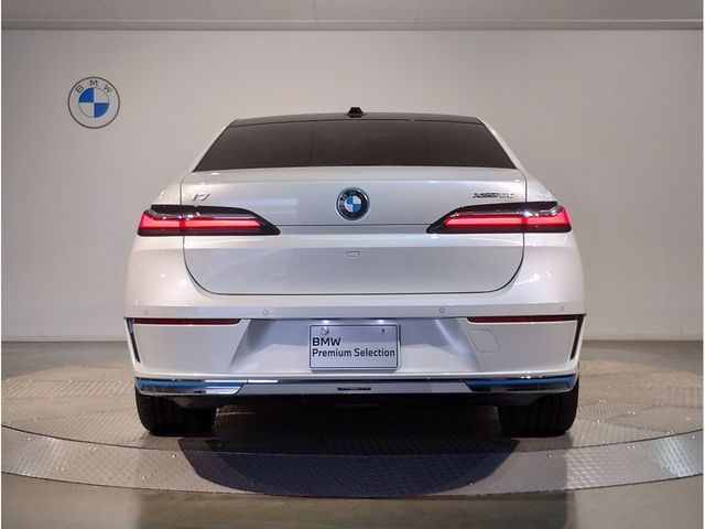 BMW i7