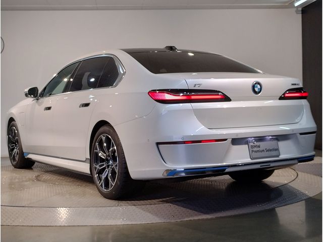 BMW i7
