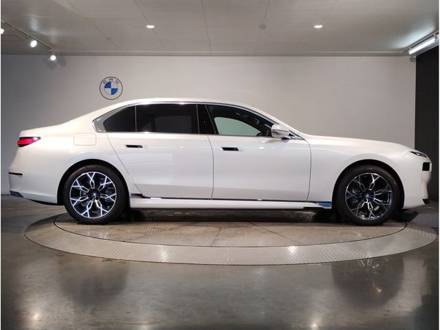 BMW i7
