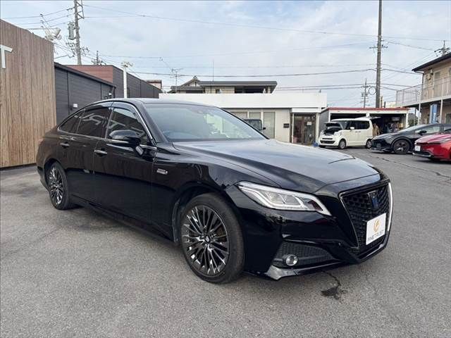 CROWN sedan hybrid