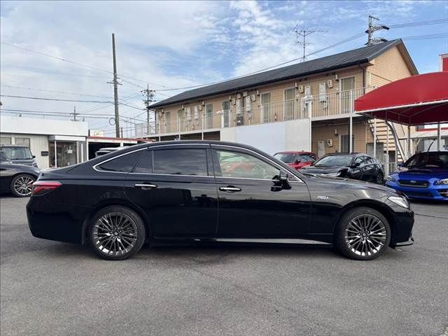 CROWN sedan hybrid