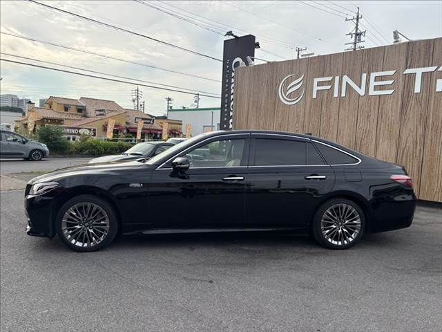 CROWN sedan hybrid