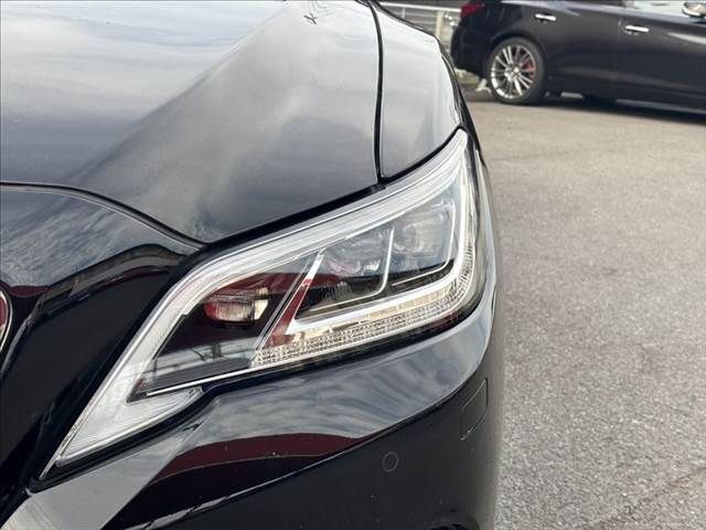 CROWN sedan hybrid