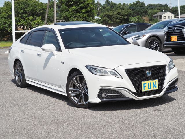 CROWN sedan hybrid