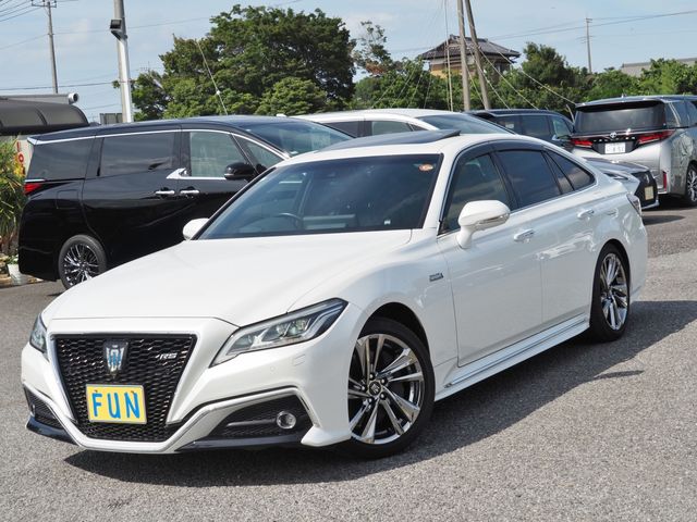 CROWN sedan hybrid